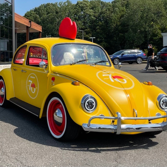 Ingenext est fier d'avoir collaboré avec St-Hubert pour la conversion électrique de leur Volkswagen Beetle