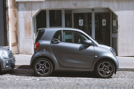 Un Smart EQ gris Fortwo garé dans la rue à Paris