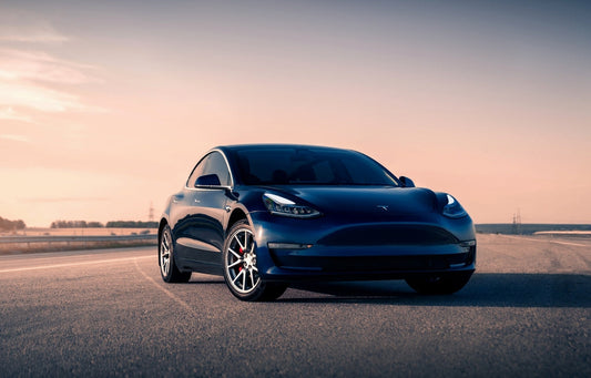 Kharkiv, Ukraine - 30 août 2021 : Véhicule électrique Tesla Modèle 3 sur une route vide