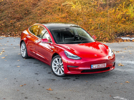Tesla Model 3 Grande Autonomie à double moteur, couleur Ultra Red.
