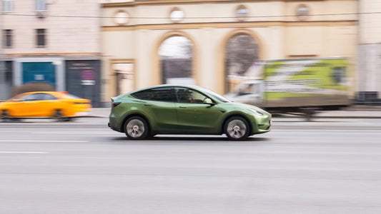 Voiture entièrement électrique Tesla Model Y roulant dans la rue.