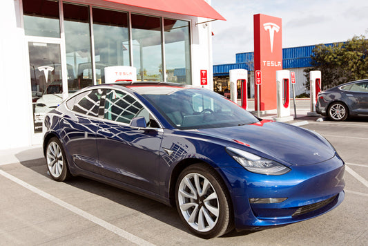 Seaside, Californie – 6 janvier 2018 : la toute nouvelle Tesla Model 3 bleu marine en train de se recharger à une station Supercharger.