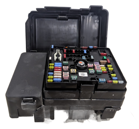 CHEVROLET EQUINOX EV FUSE AND RELAY CENTER 2025 - USED - OEM PART NUMBER : 87848226