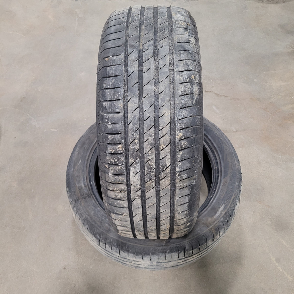 Used tire 215/50R17 Maxtrek Maximus